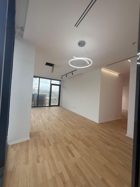 Buze rruges se Kosovareve, LAKE VIEW shesim apartament 2+1+2+verande.