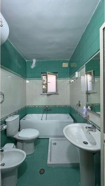 Apartament 2+1 me Oborr dhe Parkim – Rruga Fortuzi, 86m²