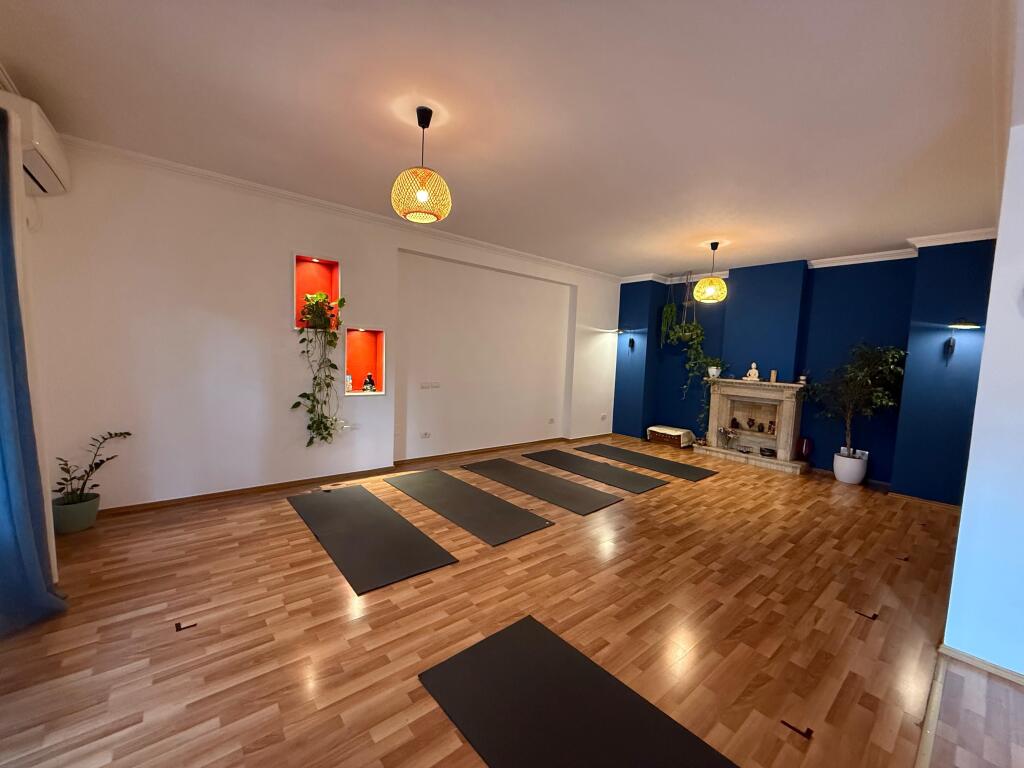 Zyre me qera, Bllok!