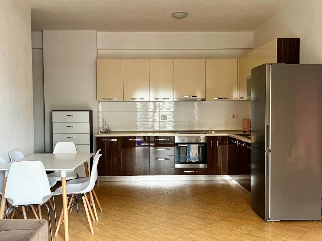 Shitet Apartament 2+1+2 ballkone Lumgomare, Vlore