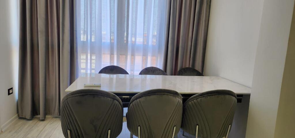 Jepet 3+1+2 me dy poste parkimi ,Delijogj