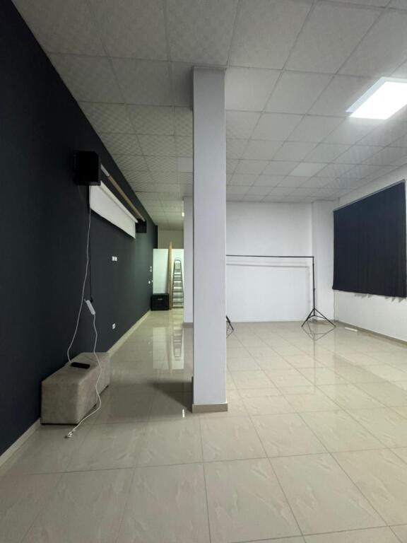 📍 Jepet me qira ambient biznesi – Rruga Vaçe Zela (mbrapa GLOB-it)!