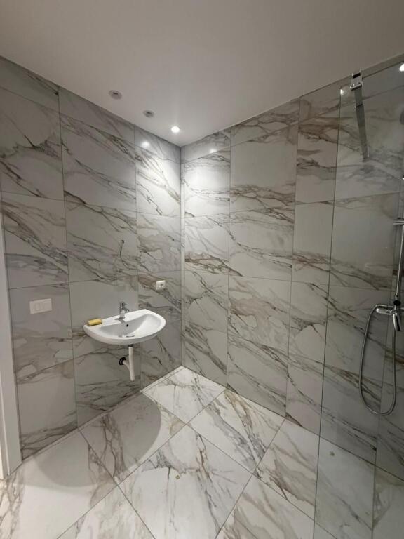 Buze rruges se Kosovareve, LAKE VIEW shesim apartament 2+1+2+verande.