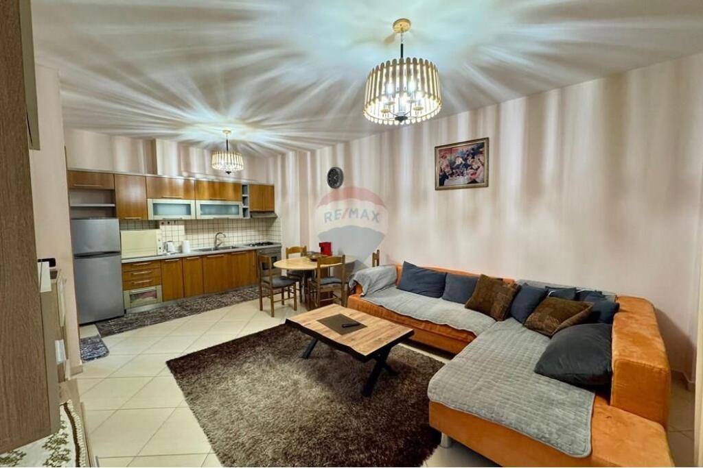 Apartament - Për Qira - Pazari Ri