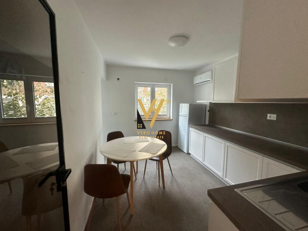 JEPET ZYRE 130 M2 ME QERA TE RRUGA E DURRESIT 150.000 LEKE