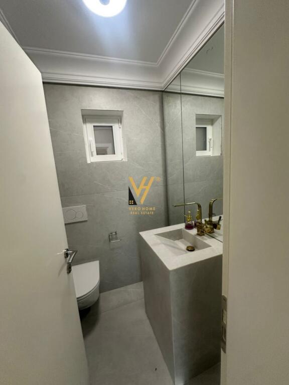 JEPET ZYRE 130 M2 ME QERA TE RRUGA E DURRESIT 150.000 LEKE