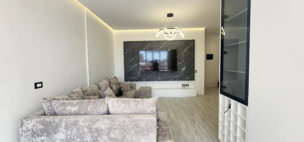 Jepet 3+1+2 me dy poste parkimi ,Delijogj