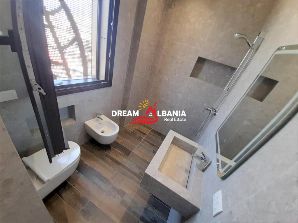 Jepet me qera Duplex dhe 2 post parkimi ne rrugen e Barrikadave prane Qendres ne Tirane (ID 42211370)