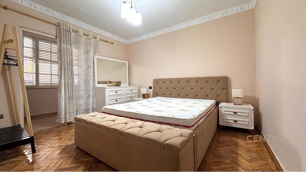 Qira – Apartament 2+1 me Oborr &amp; Post Parkimi, Rruga Fortuzi