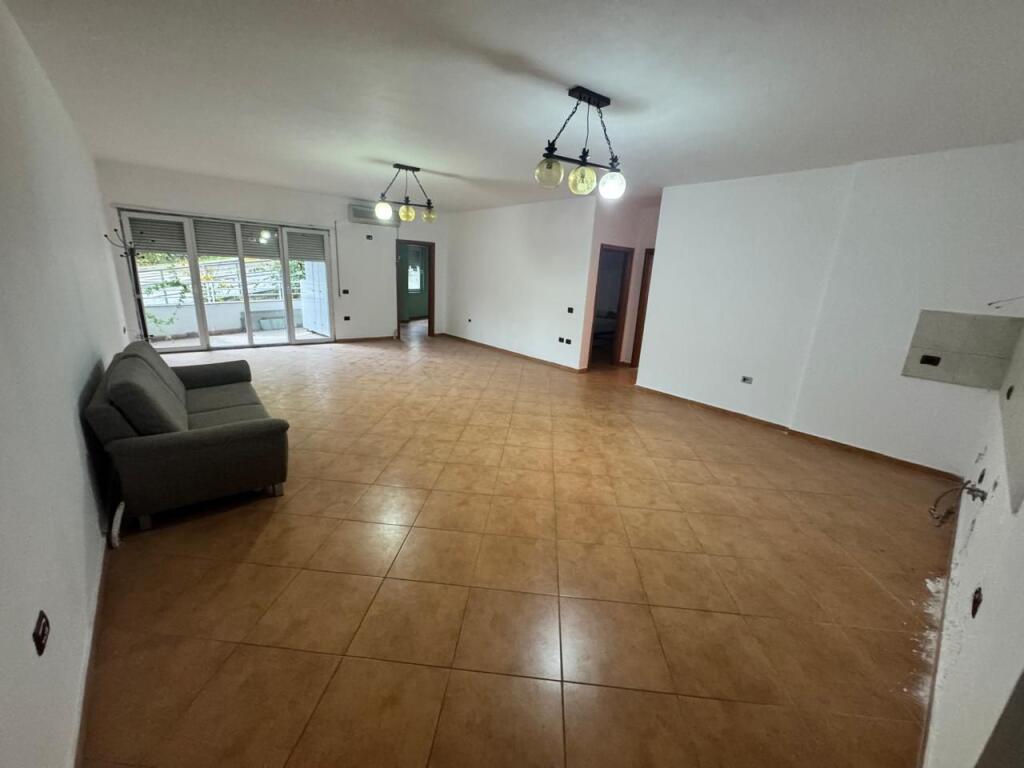 Appartamento 3+1+2 +1 posto auto in vendita Kodra e diellit