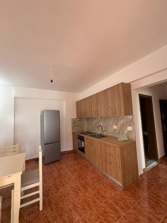 Jepet me qera apartament 1+1 ne plazh prane kompleksit eka