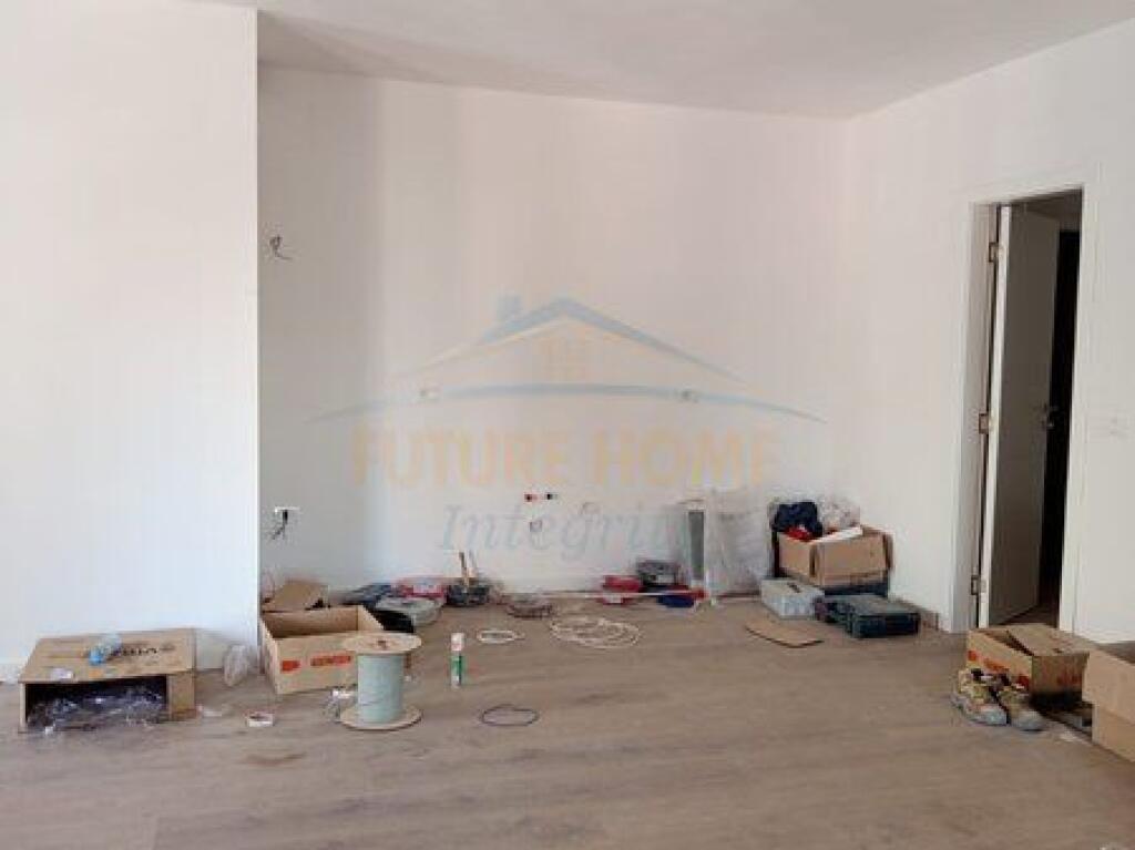 Shitet, Apartament 2+1+2, Rruga Qemal Stafa, Tiranë.