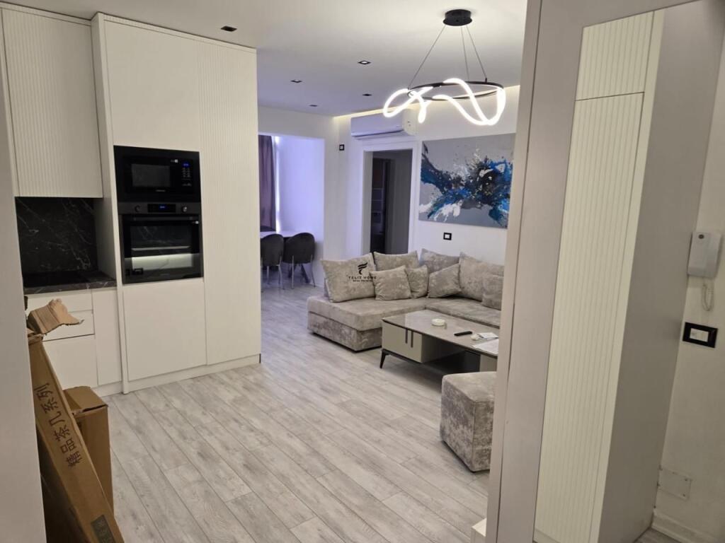 APARTAMENT ME QERA 3+1+2+2 RRUGA E KAVAJES 1.500 EURO