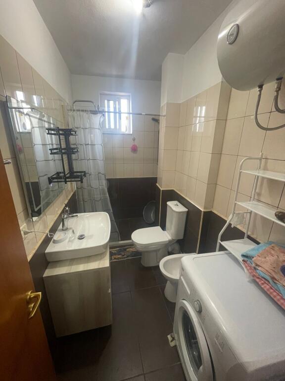 Ne zonen e Rruges se Dibres,prane Argjendari Kashara jepet me qera apartament 2+1,i mobiluar 68,000 Leke