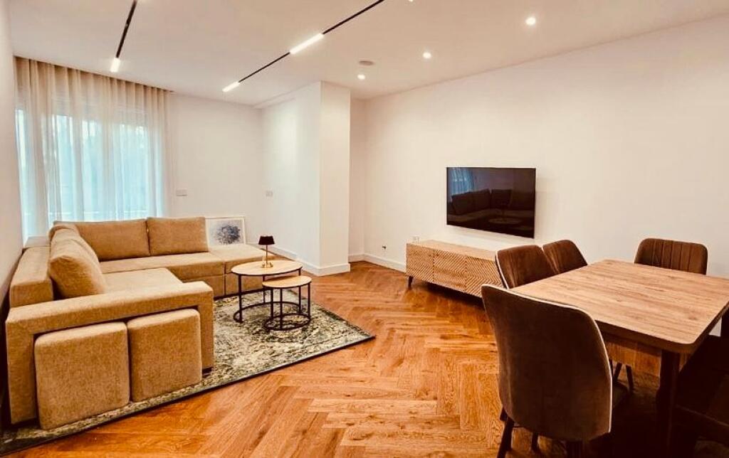 APARTAMENT ME QERA 2+1+2 NË QENDËR
