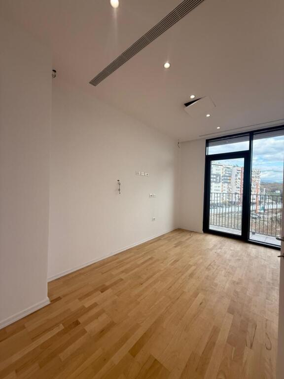 Buze rruges se Kosovareve, LAKE VIEW shesim apartament 2+1+2+verande.