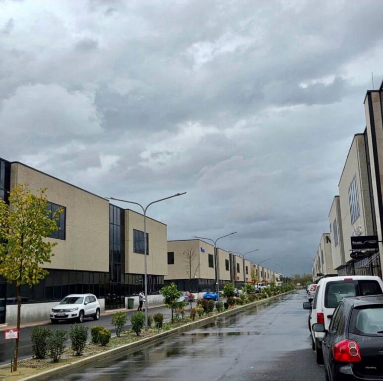 📣 QERA Magazinë + Zyra 📍 TIRANA INDUSTRIAL PARK, Pranë Autostradës Tiranë-Durrës ✨