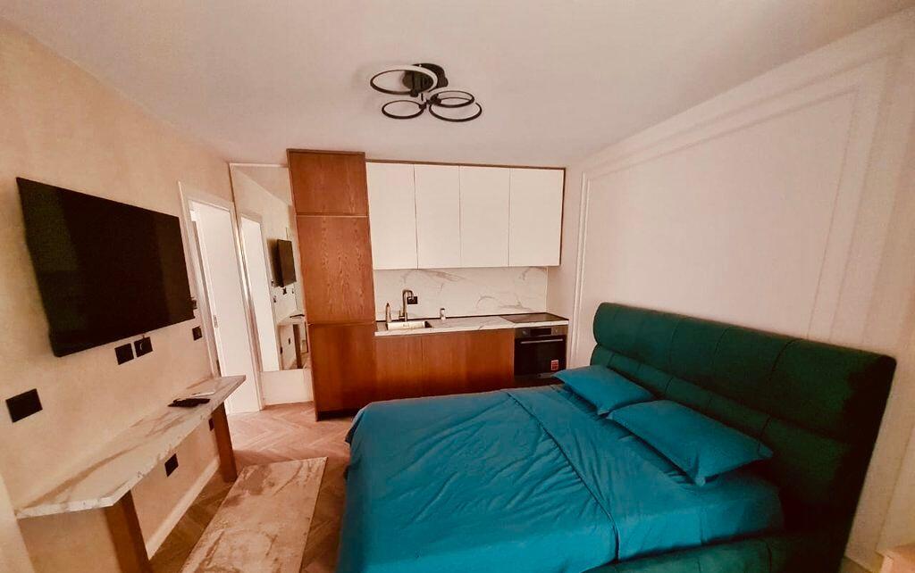 GARSONIERE TEK MYSLYM SHYRI!
