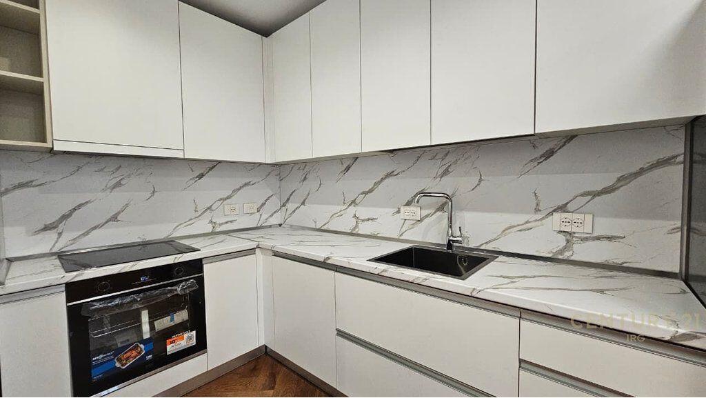 APARTAMENT ME QERA 2+1+2 NË QENDËR. 1,500 € /Muaj Sip. Totale  100m2