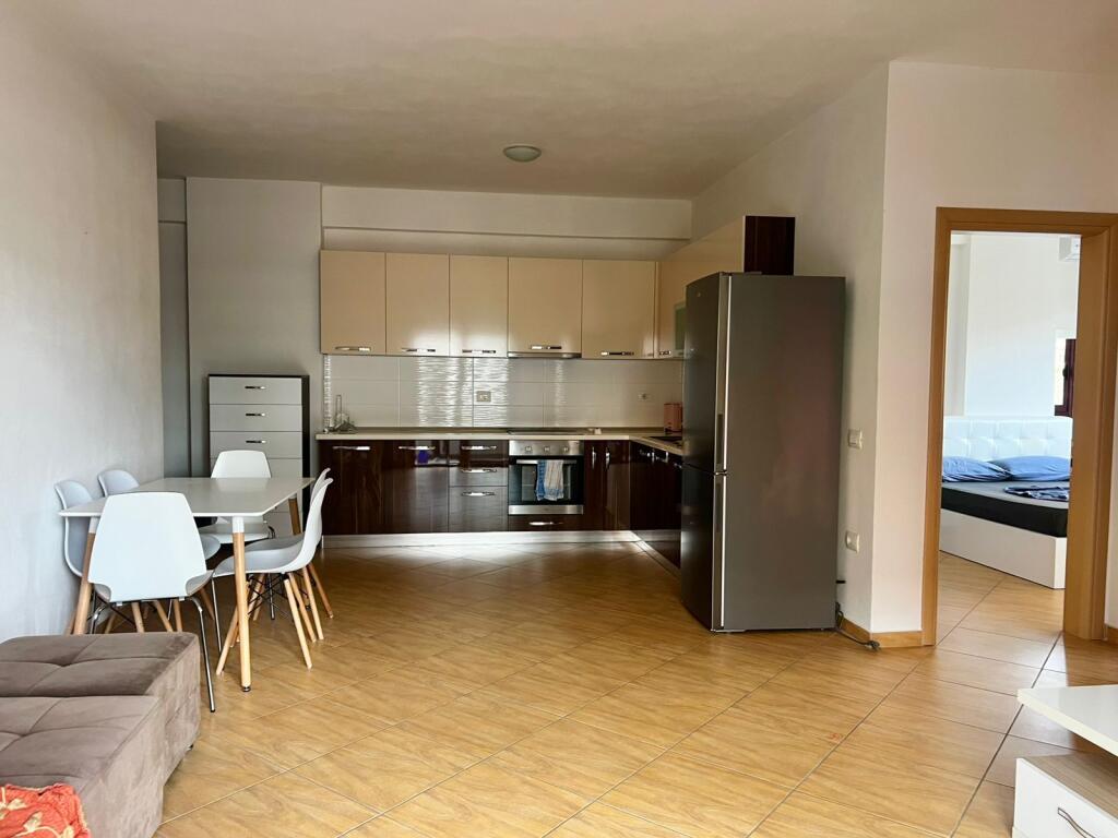 Shitet Apartament 2+1+2 ballkone Lumgomare, Vlore