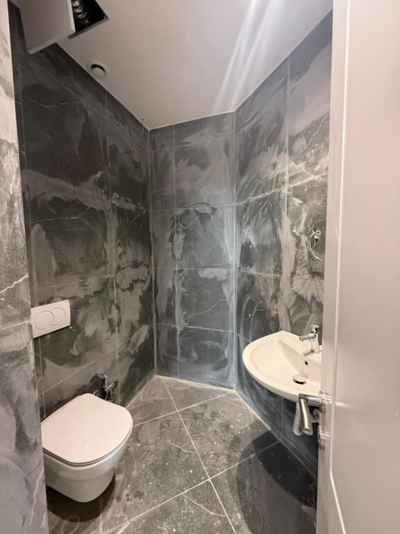 Buze rruges se Kosovareve, LAKE VIEW shesim apartament 2+1+2+verande.