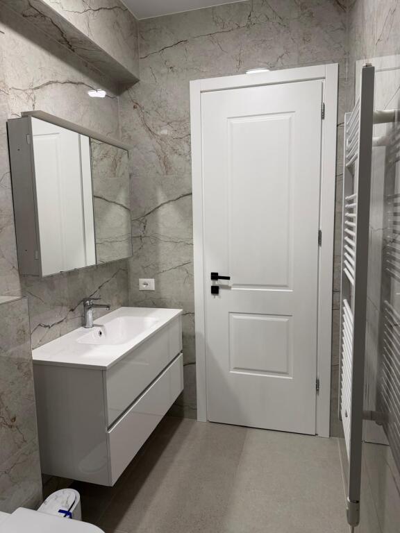 🏡 Jepet me Qira Vilë Luksoze me Pishinë – Pranë Saukut