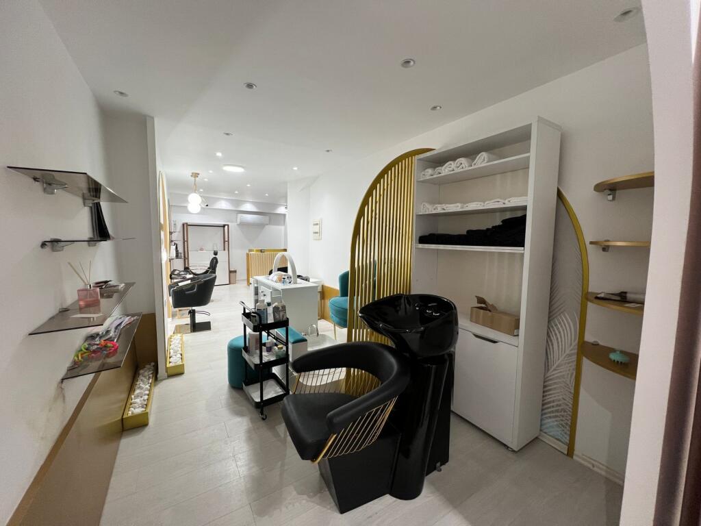 Jepet parukeri me qira te Liqeni i Thatë