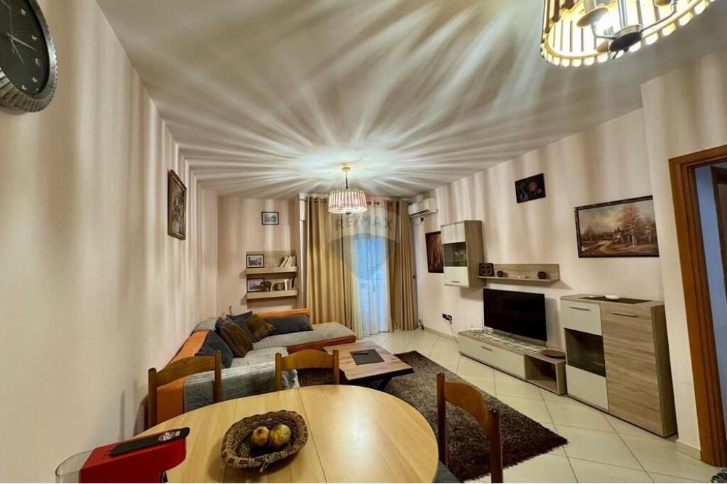 Apartament - Për Qira - Pazari Ri