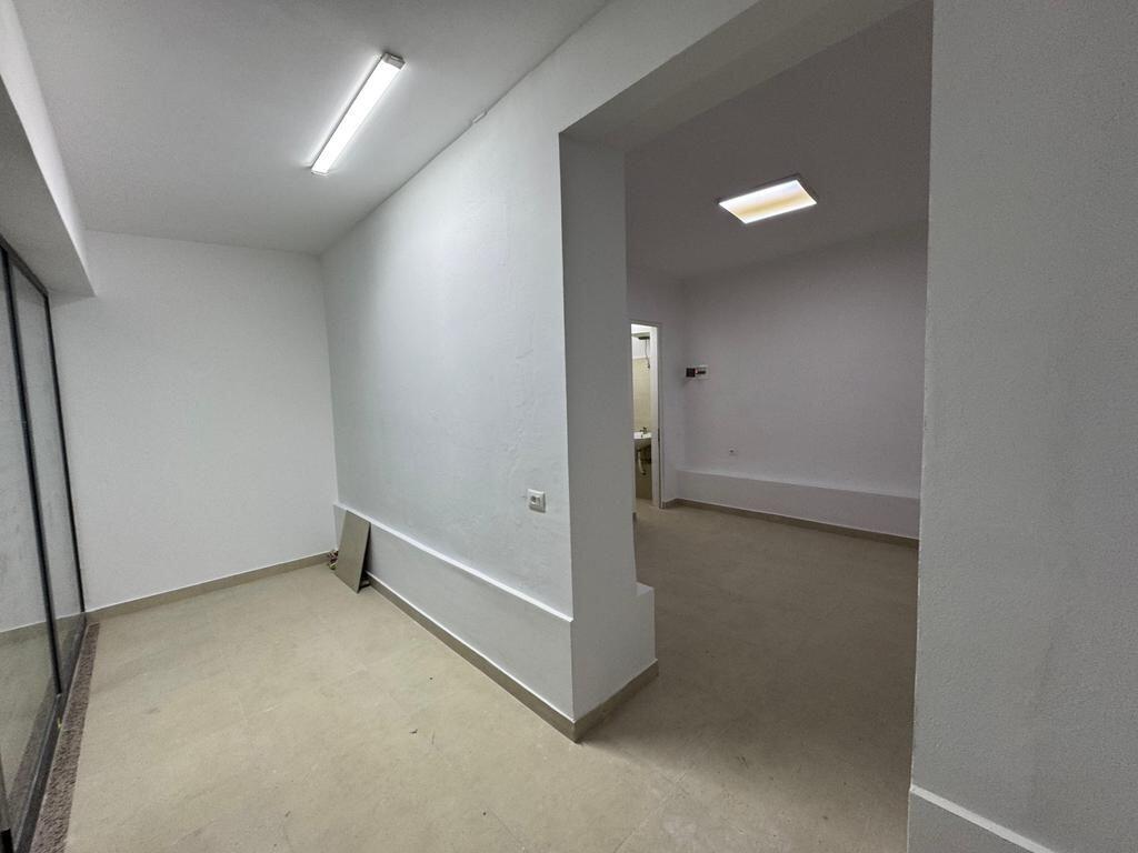 Locale Commerciale Nuovamente Costruito in Vendita Vicino a Selvise