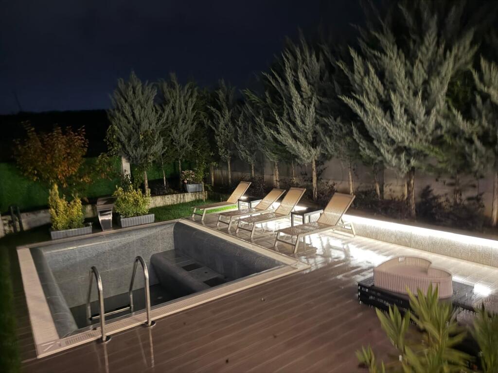 🏡 Jepet me Qira Vilë Luksoze me Pishinë – Pranë Saukut