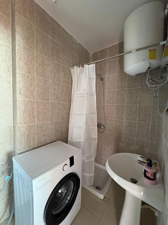 Jepet me qera apartament 1+1 ne plazh prane kompleksit eka