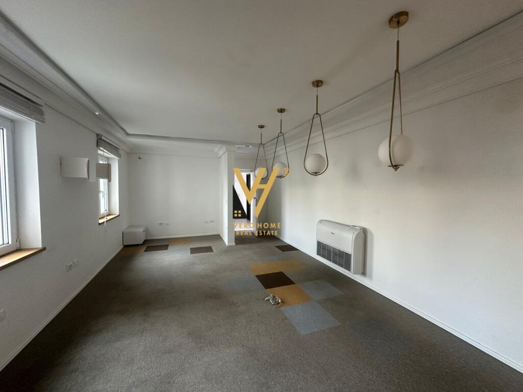 JEPET ZYRE 130 M2 ME QERA TE RRUGA E DURRESIT 150.000 LEKE