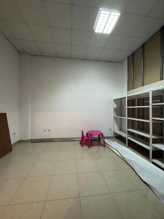 📍 Jepet me qira ambient biznesi – Rruga Vaçe Zela (mbrapa GLOB-it)!