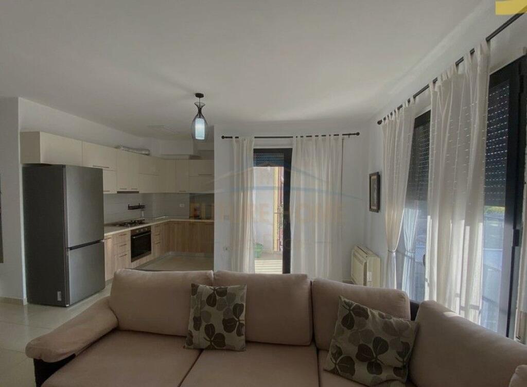 Apartament 2+1 në Don Bosko, pranë Bar Artistit.
