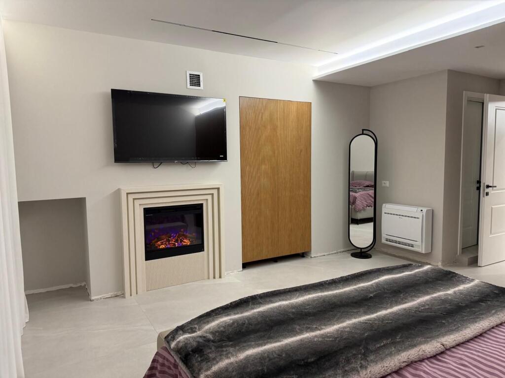 🏡 Jepet me Qira Vilë Luksoze me Pishinë – Pranë Saukut