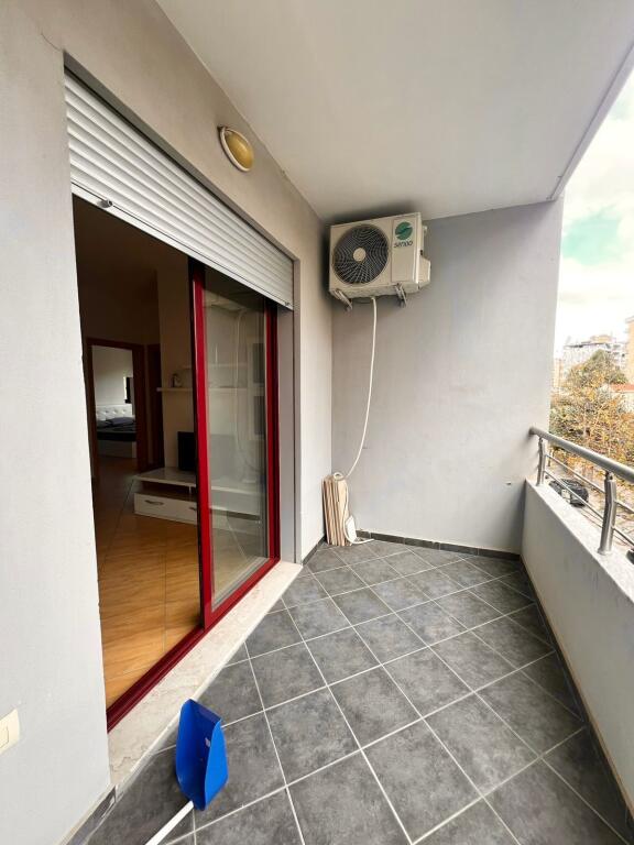 Shitet Apartament 2+1+2 ballkone Lumgomare, Vlore