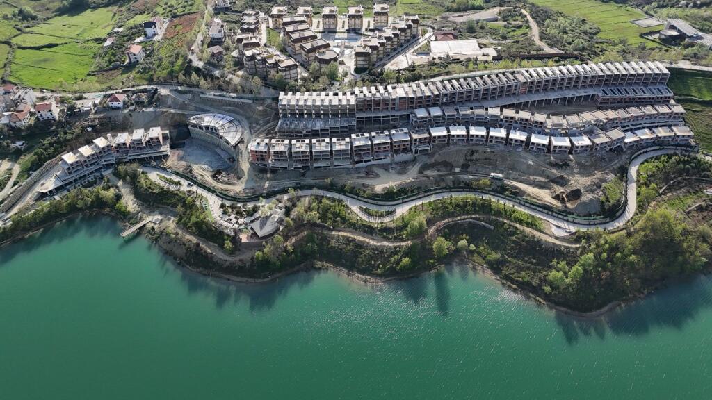 Shitet, Vile, ''Swan Lake'' Residence, Liqeni i Farkes