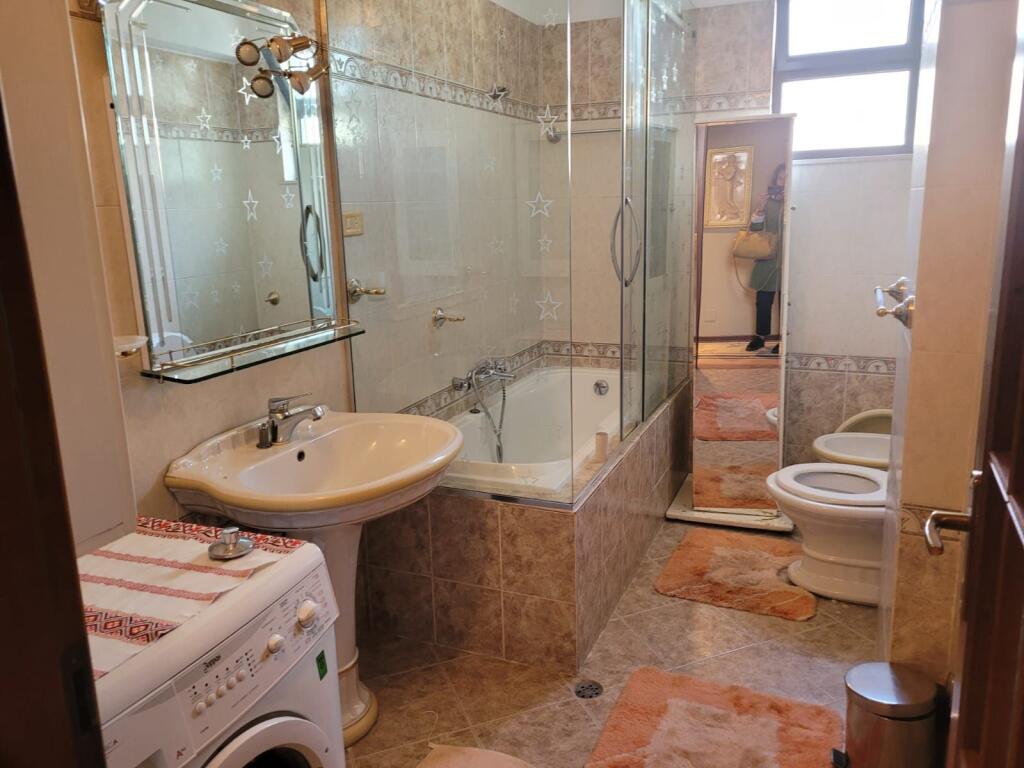 Jepet me qera apartament 2+1+2 tualete+ballkon ne Bllok te Libri Universitar