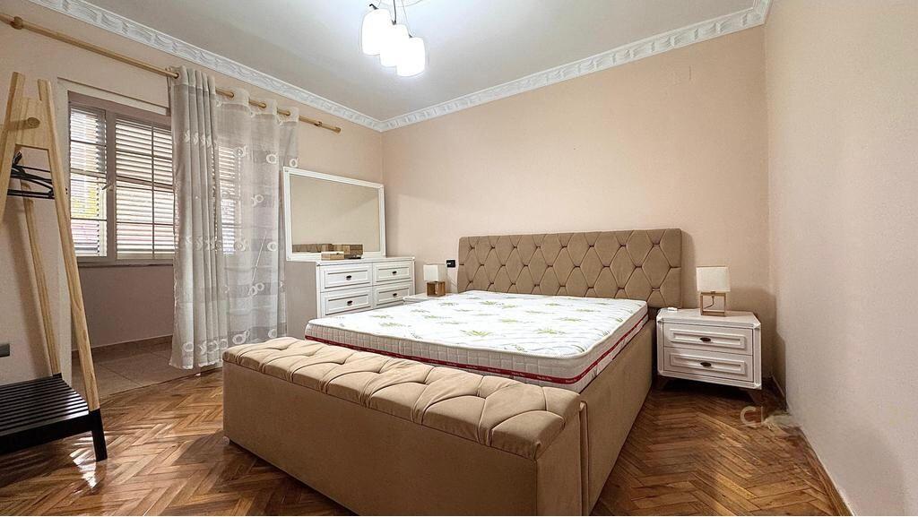 Apartament 2+1 me Oborr dhe Parkim – Rruga Fortuzi, 86m²
