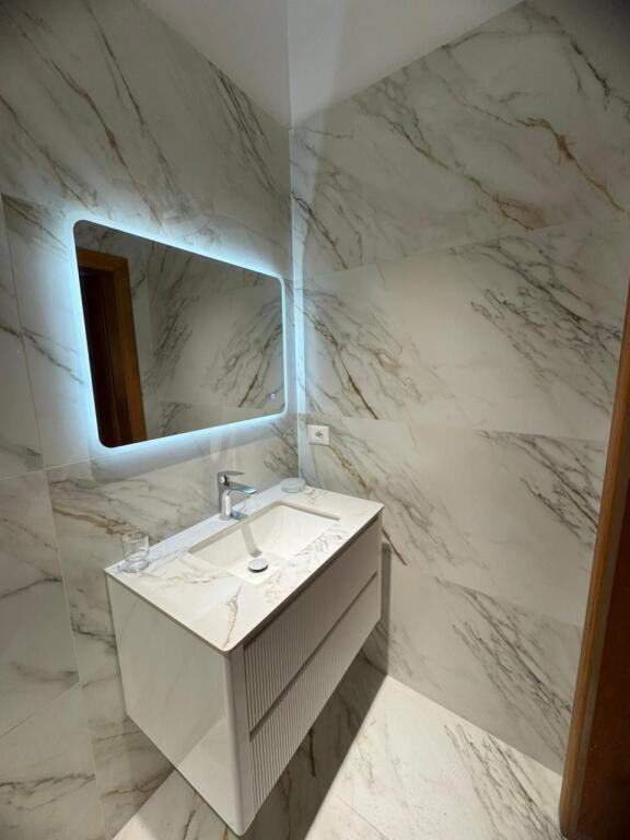 📌Appartamento 1+1+balcone in affitto 📍 vicino alla Scuola Marin Barleti!