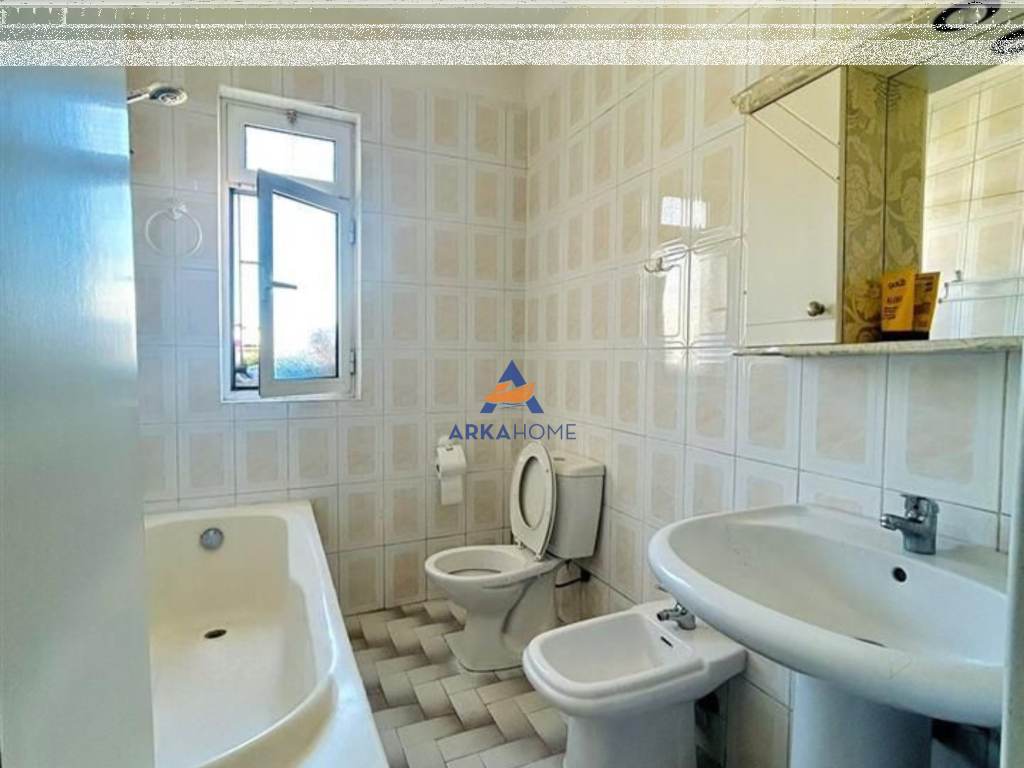 SHITET APARTAMENT 2+1+BALLKON "PRANE ISH-TREGUT ELEKTRIK,RRUGA TODI SHKURTI" 150000 EURO