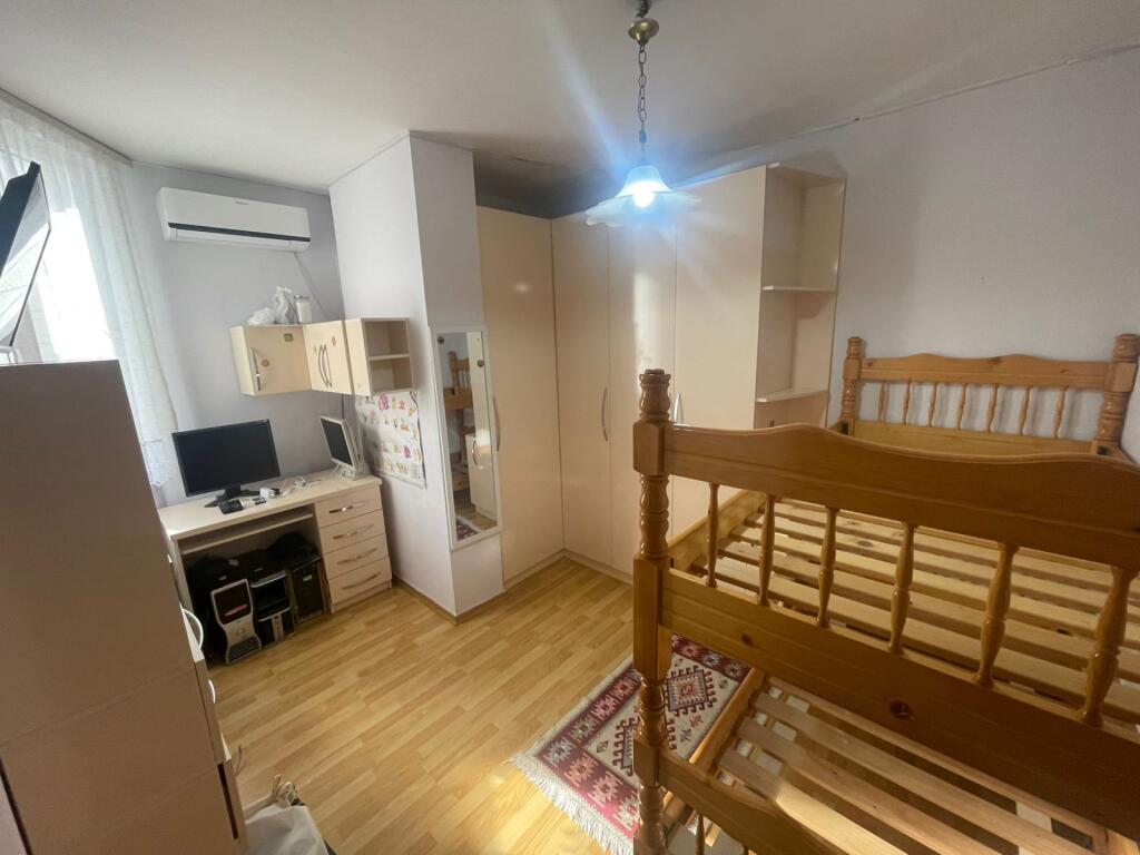 Ne zonen e Rruges se Dibres,prane Argjendari Kashara jepet me qera apartament 2+1,i mobiluar 68,000 Leke