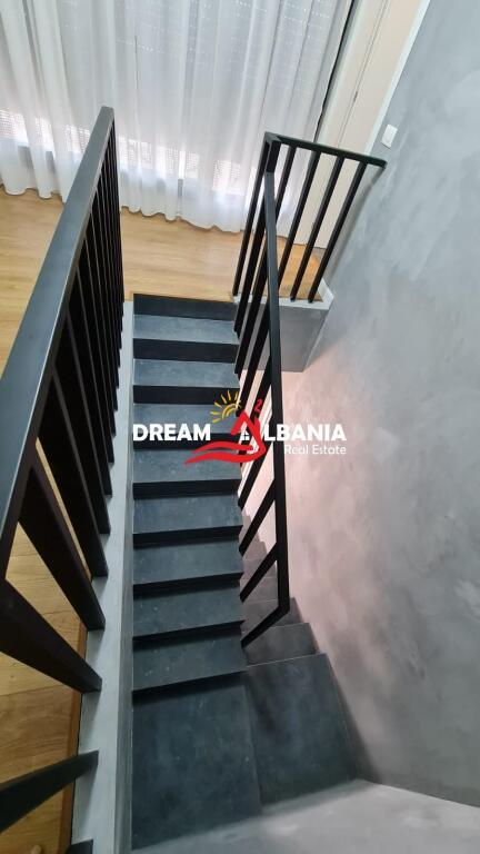 Jepet me qera Duplex dhe 2 post parkimi ne rrugen e Barrikadave prane Qendres ne Tirane (ID 42211370)