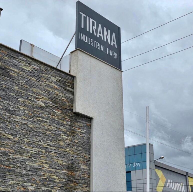 📣 QERA Magazinë + Zyra 📍 TIRANA INDUSTRIAL PARK, Pranë Autostradës Tiranë-Durrës ✨