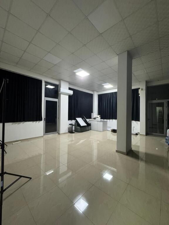 📍 Jepet me qira ambient biznesi – Rruga Vaçe Zela (mbrapa GLOB-it)!