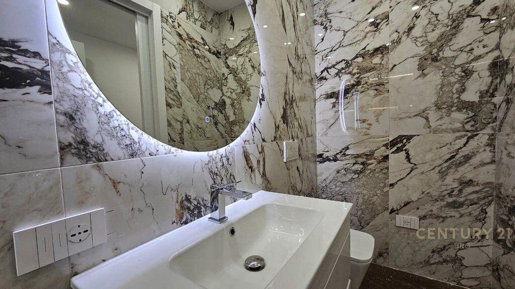 APARTAMENT ME QERA 2+1+2 NË QENDËR. 1,500 € /Muaj Sip. Totale  100m2