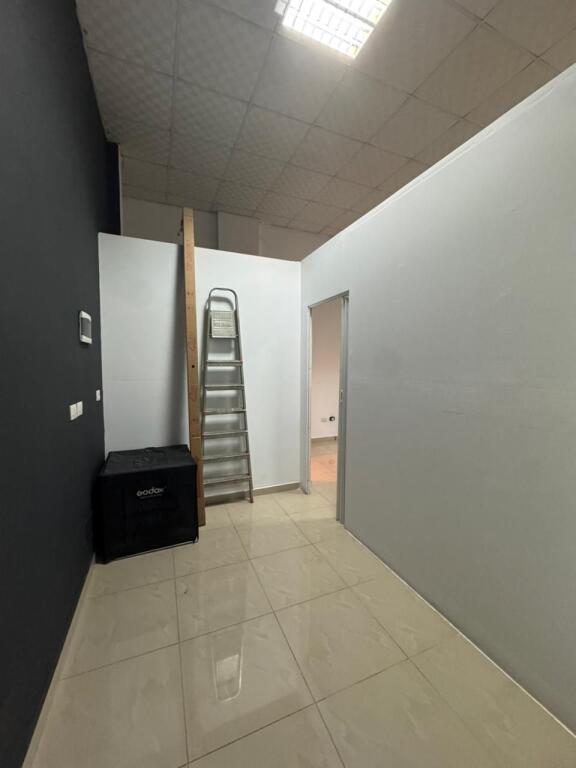 📍 Jepet me qira ambient biznesi – Rruga Vaçe Zela (mbrapa GLOB-it)!