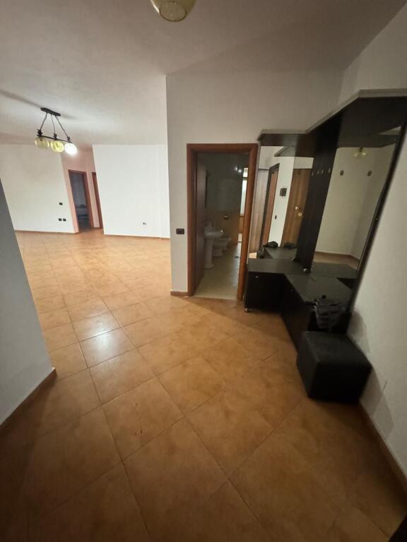 Appartamento 3+1+2 +1 posto auto in vendita Kodra e diellit