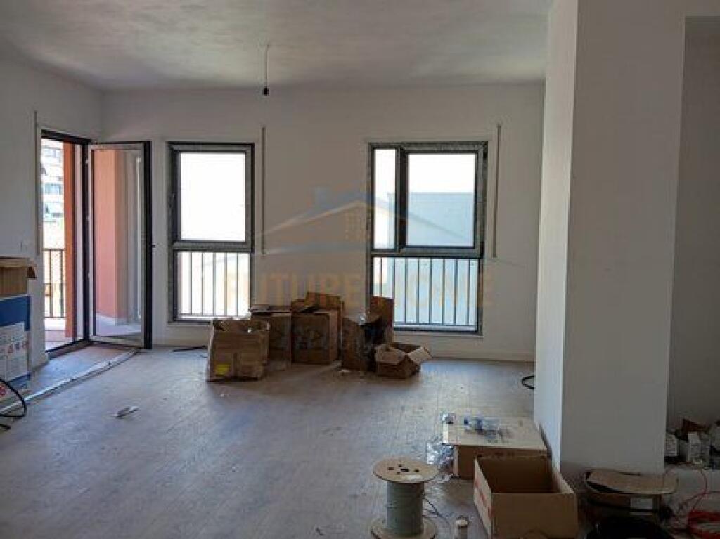 Shitet, Apartament 2+1+2, Rruga Qemal Stafa, Tiranë.