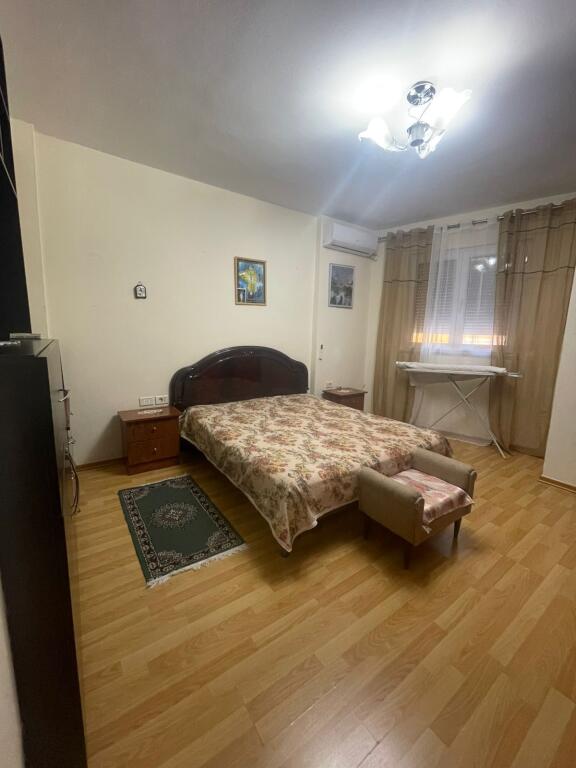 Ne zonen e Rruges se Dibres,prane Argjendari Kashara jepet me qera apartament 2+1,i mobiluar 68,000 Leke
